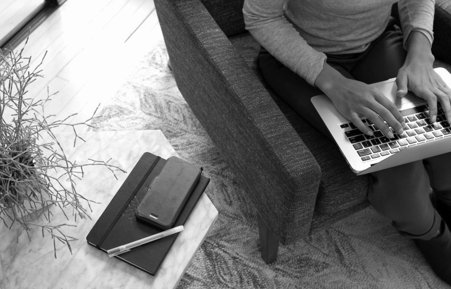 Ambiente di lavoro creativo durante un workshop pratico